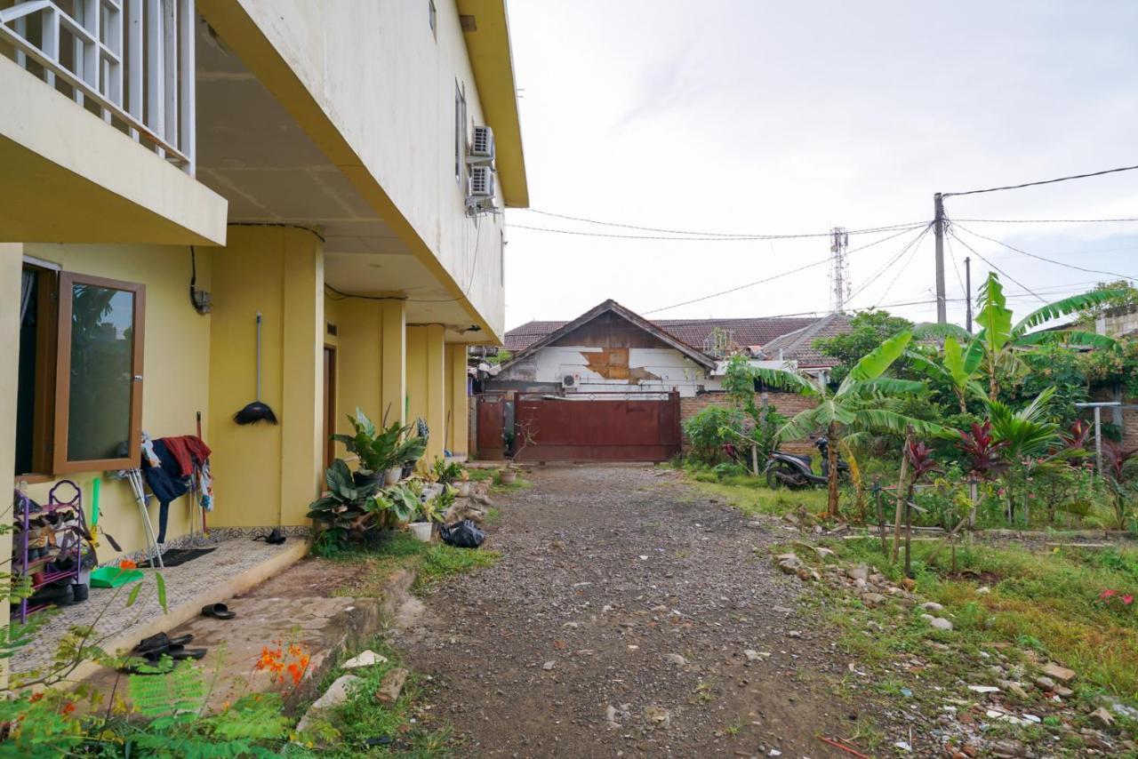 Pekayon Garden House Syariah Redpartner Hotel Bekasi Exterior photo