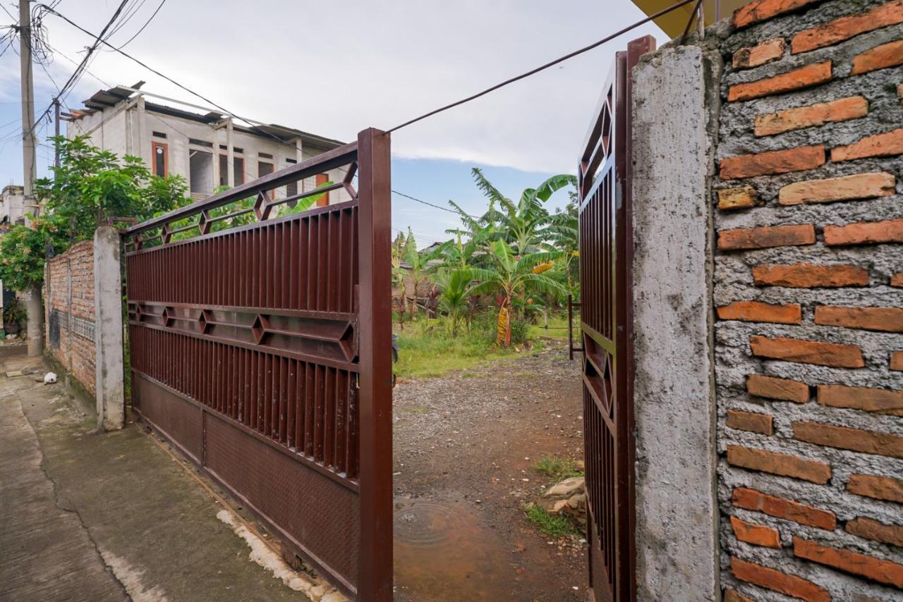 Pekayon Garden House Syariah Redpartner Hotel Bekasi Exterior photo